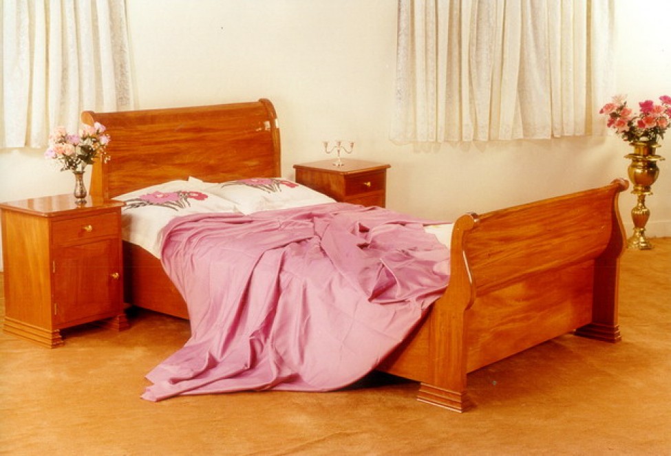Sleigh Bed